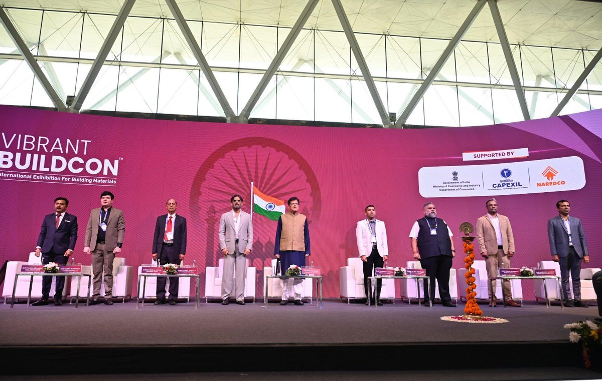 AIRNewsHindi's tweet photo. वाणिज्य और उद्योग मंत्री @PiyushGoyal ने नई दिल्ली में वाइब्रेंट बिल्डकॉन 2025 के उद्घाटन के अवसर पर उद्योग के हितधारकों से स्थिरता को अपनाने और वैश्विक मानक स्थापित करने का आग्रह किया।
#VibrantBuildcon2025 | #VibrantBuildcon https://t.co/tI7PKtATbv