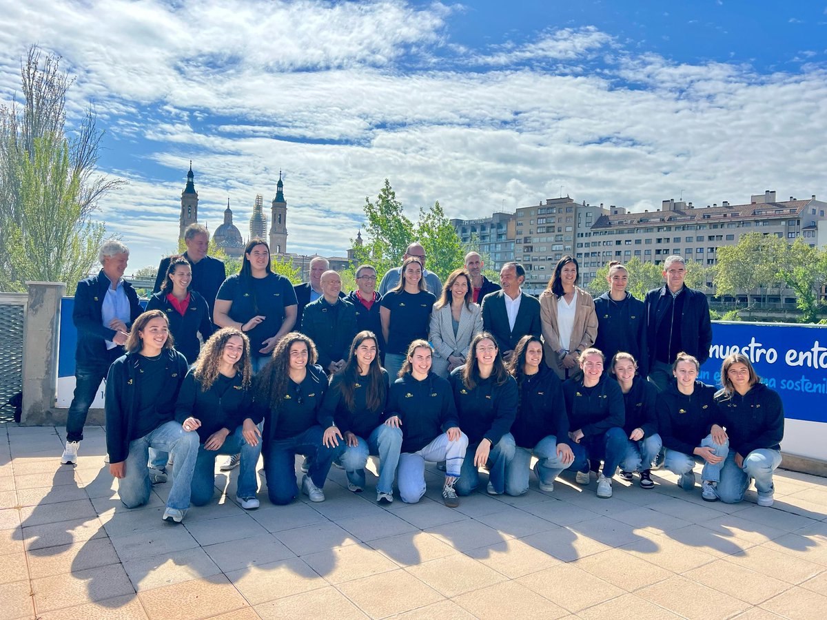 ChuecaNatalia's tweet photo. ¡Zaragoza recibe hoy a nuestras campeonas olímpicas de waterpolo! 
En el Centro Natación Helios , que celebra 100 años de historia, rendimos homenaje al esfuerzo, la pasión y el trabajo en equipo.

Gracias por inspirar a nuestros jóvenes deportistas. https://t.co/mv9LUUUkqd