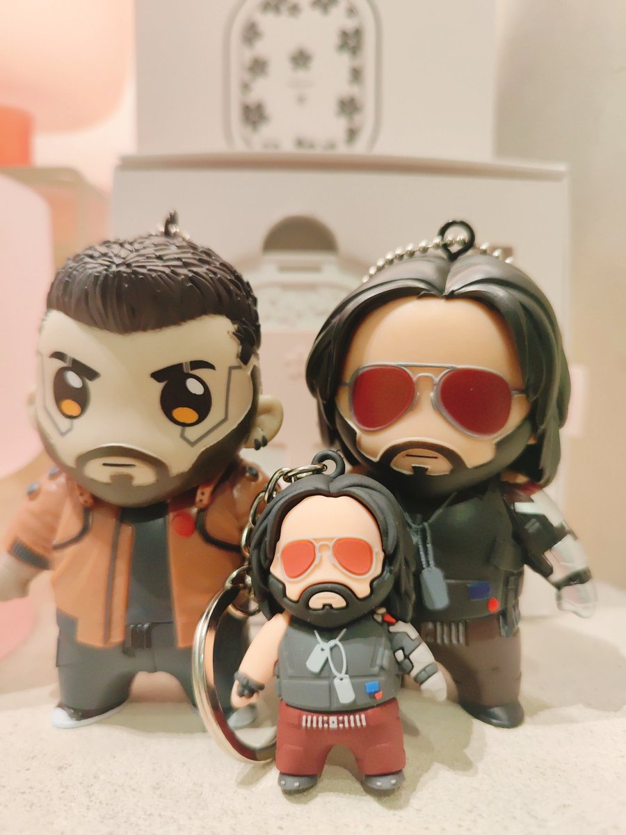 ryuka79's tweet photo. 你们仨把日子过好比什么都重要
带崽子们出门，鼻嘎鼻嘎丘～
#Cyberpunk2077 
#JohnnySilverhand #maleV 
#赛博朋克2077 #强尼银手 #男V 
#手办模型 https://t.co/OLKQw9aOq8
