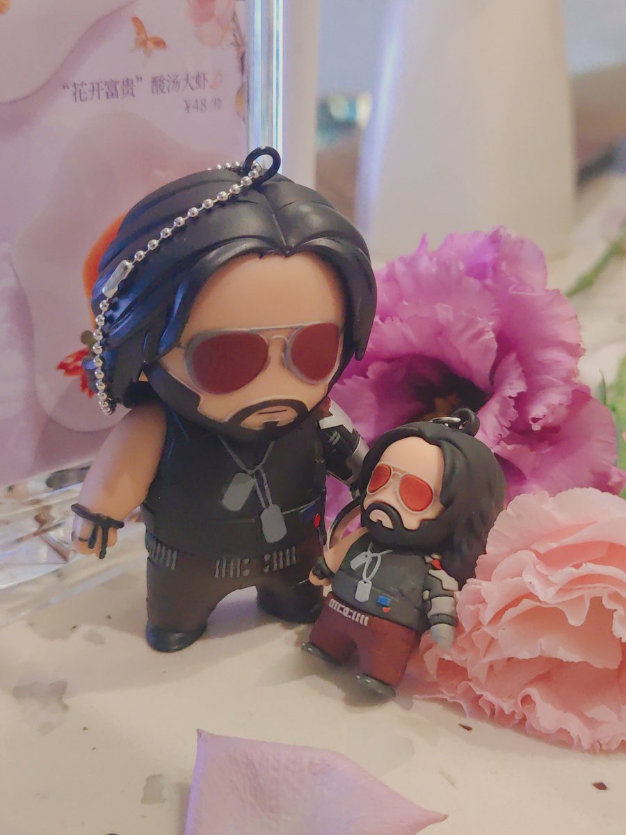 ryuka79's tweet photo. 你们仨把日子过好比什么都重要
带崽子们出门，鼻嘎鼻嘎丘～
#Cyberpunk2077 
#JohnnySilverhand #maleV 
#赛博朋克2077 #强尼银手 #男V 
#手办模型 https://t.co/OLKQw9aOq8