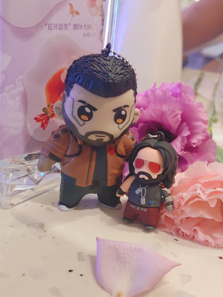 ryuka79's tweet photo. 你们仨把日子过好比什么都重要
带崽子们出门，鼻嘎鼻嘎丘～
#Cyberpunk2077 
#JohnnySilverhand #maleV 
#赛博朋克2077 #强尼银手 #男V 
#手办模型 https://t.co/OLKQw9aOq8