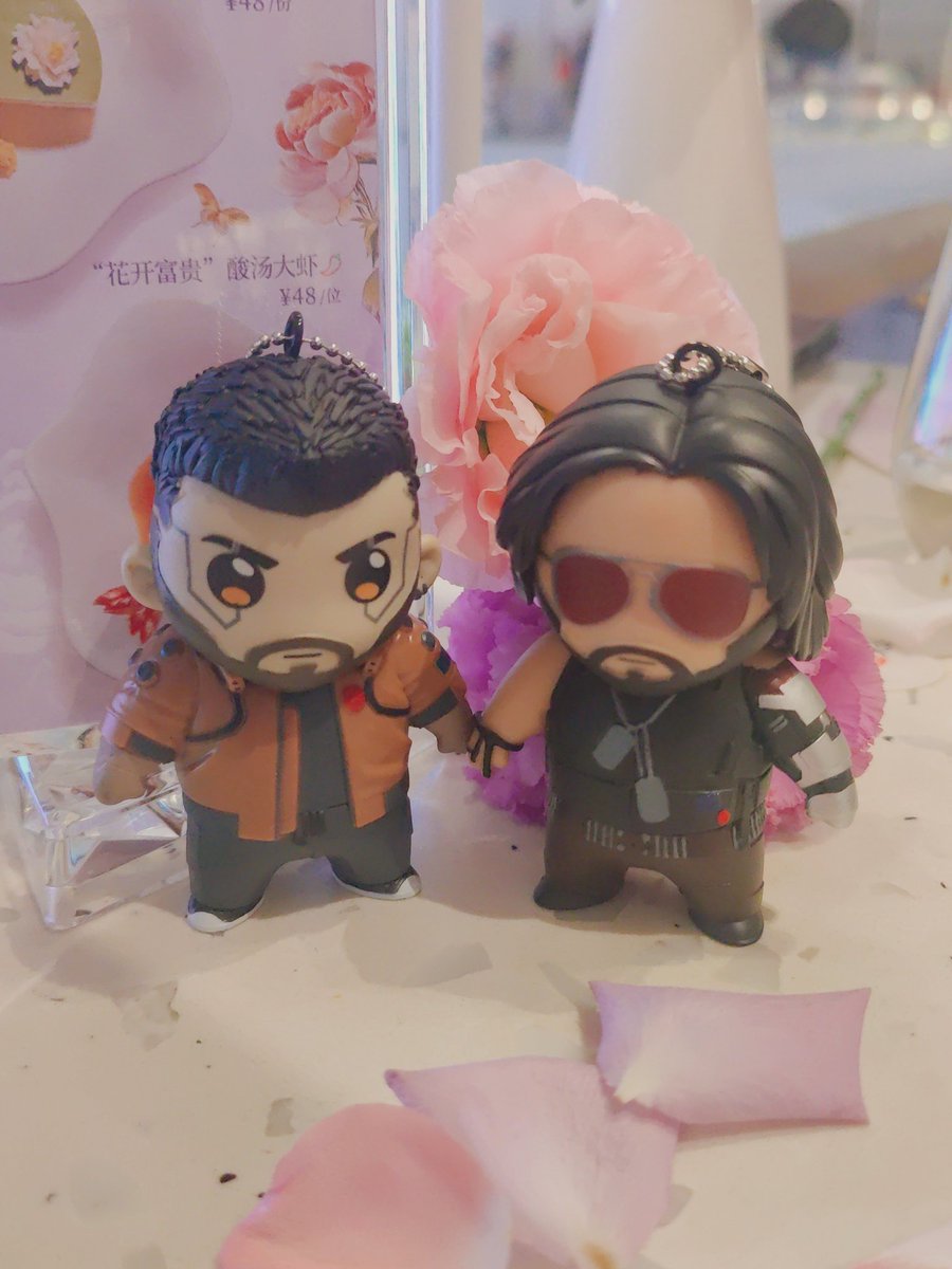 你们仨把日子过好比什么都重要
带崽子们出门，鼻嘎鼻嘎丘～
#Cyberpunk2077 
#JohnnySilverhand #maleV 
#赛博朋克2077 #强尼银手 #男V 
#手办模型