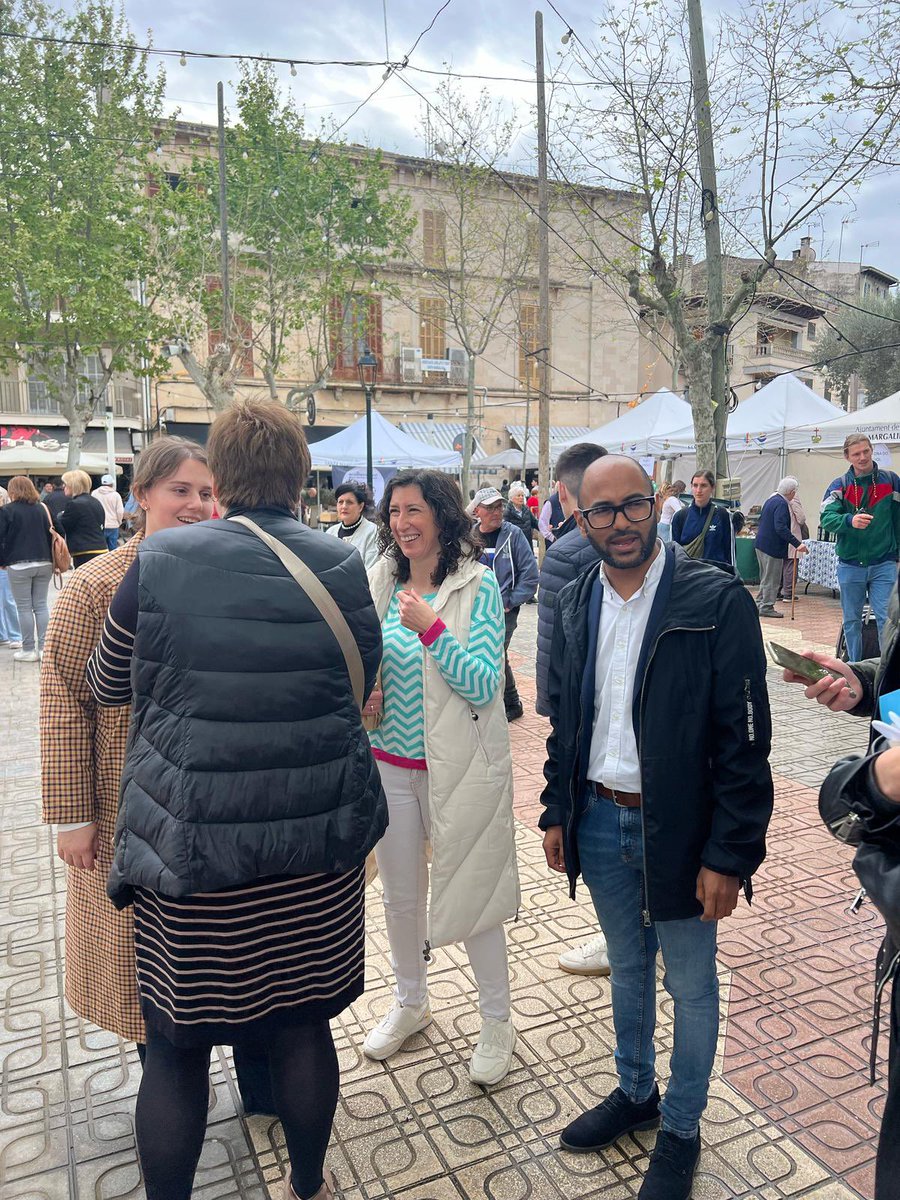 amandaferu's tweet photo. 🫶🏻 Un gust voltar i firar per La Vila  amb els companys i companyes @SocialistesSM 🌹

👉🏼  42 anys de fira. Una fira ben completa amb la mostra de l’ametlla, ball de bot, exhibicions… https://t.co/oRfsH9xAJH
