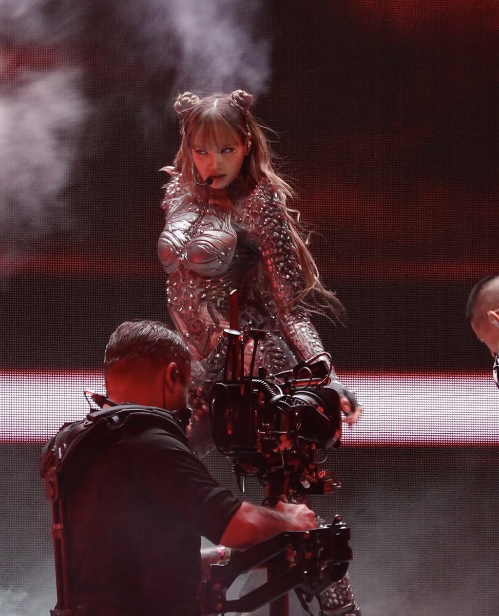 LISANATIONS_'s tweet photo. #LISA extends her record as the most followed female K-pop soloist on Spotify with 11.4 million followers!✨

THAICONIC LISA COACHELLA 
#LISACHELLA #Coachella2025 https://t.co/SoA64BydxN