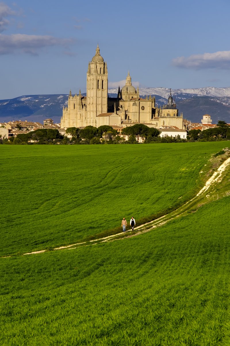 La Catedral de Segovia emergiendo desde los campos 🌿