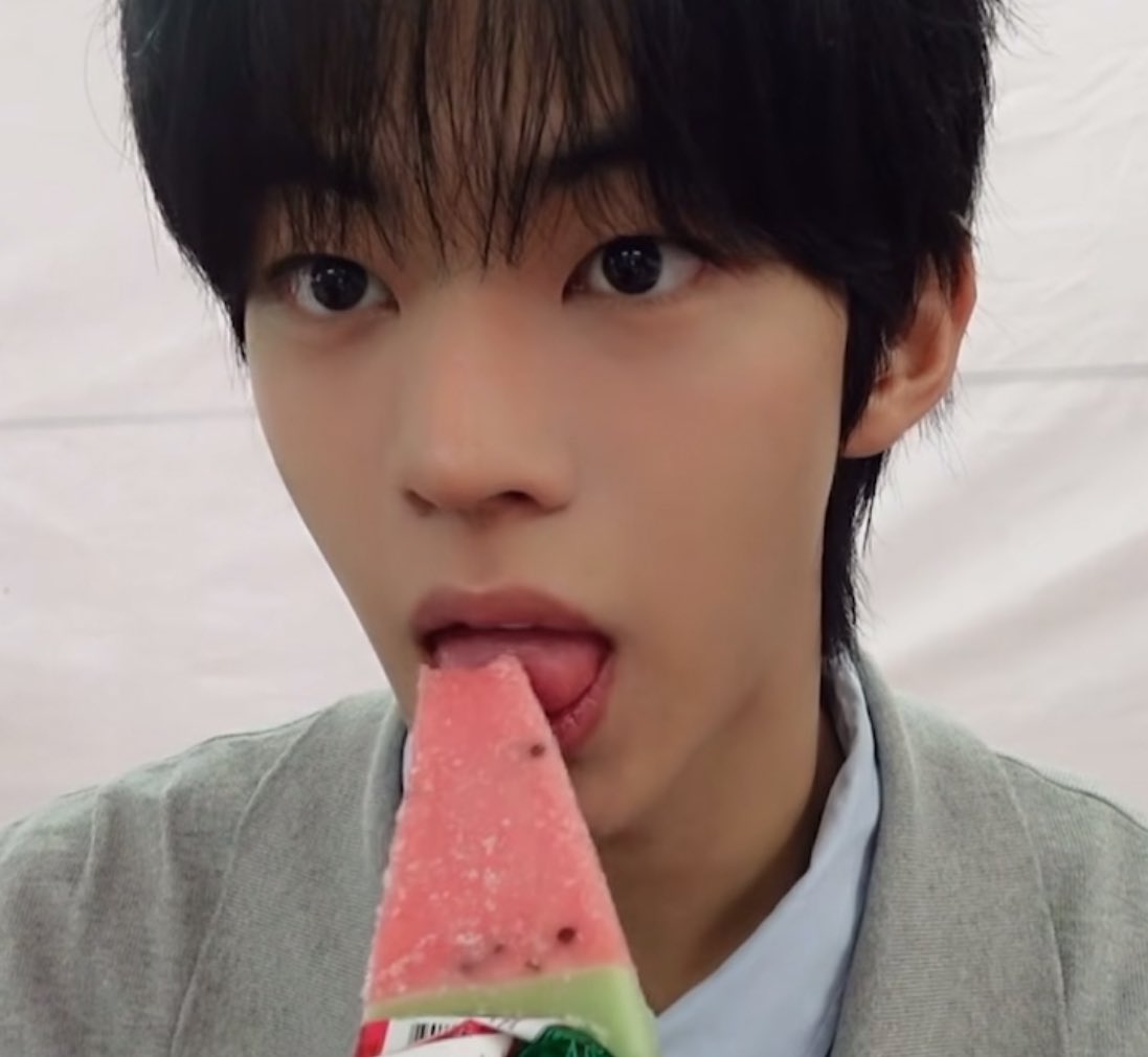R0Blov5's tweet photo. 도훈이 뽀둥한 기여운얼굴로 아이스크림먹는데
막 혀가 먼저 마중나가고 뇸뇸뇸뇸 < 일케먹음 아ㅜ https://t.co/8uocnWcQpi