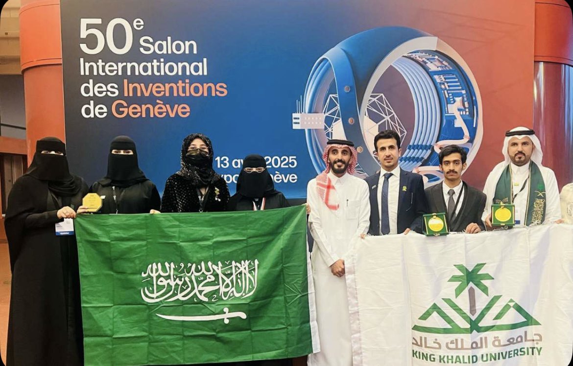 Zu_187's tweet photo. تشرفت برفع راية المملكة في معرض جنيف للاختراعات بعد منافسة مع أكثر من 1000 مخترع من مختلف دول العالم حيث حصلت على المركز الثاني والميدالية الفضية، بفضل الله ثم بدعم من #جامعه_الملك_خالد 

حققت أيضاً 3 جوائز خاصة
-من هونغ كونغ🇭🇰 
-من الاتحاد الفرنسي للمخترعين🇫🇷 
-من دولة المغرب🇲🇦 https://t.co/N2pUkzeBXk