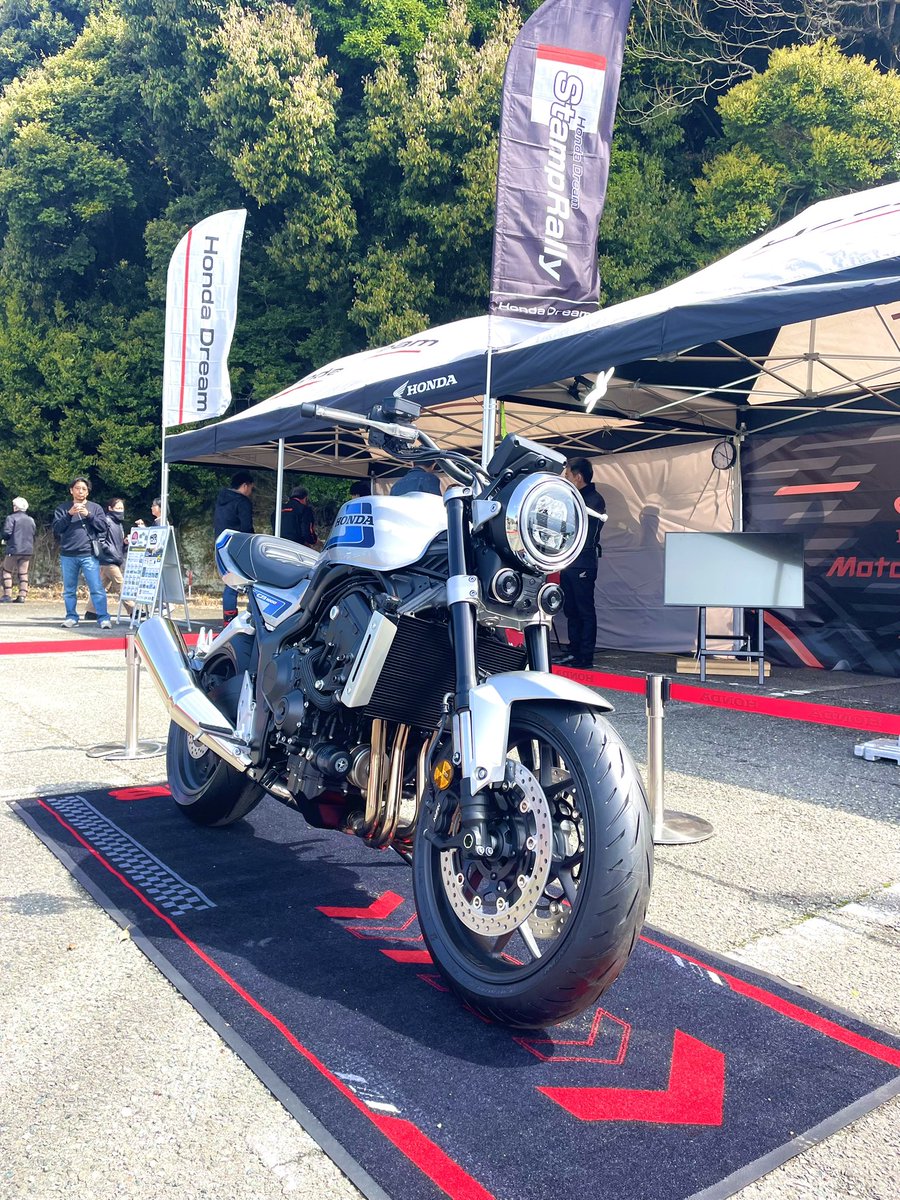 kitoa346's tweet photo. cb1000f concept
増車❓❓❓
神）丸山さん😁

#CBfan25 
#cb1100rs 
#ドリームツーリング https://t.co/p562hlDAsF