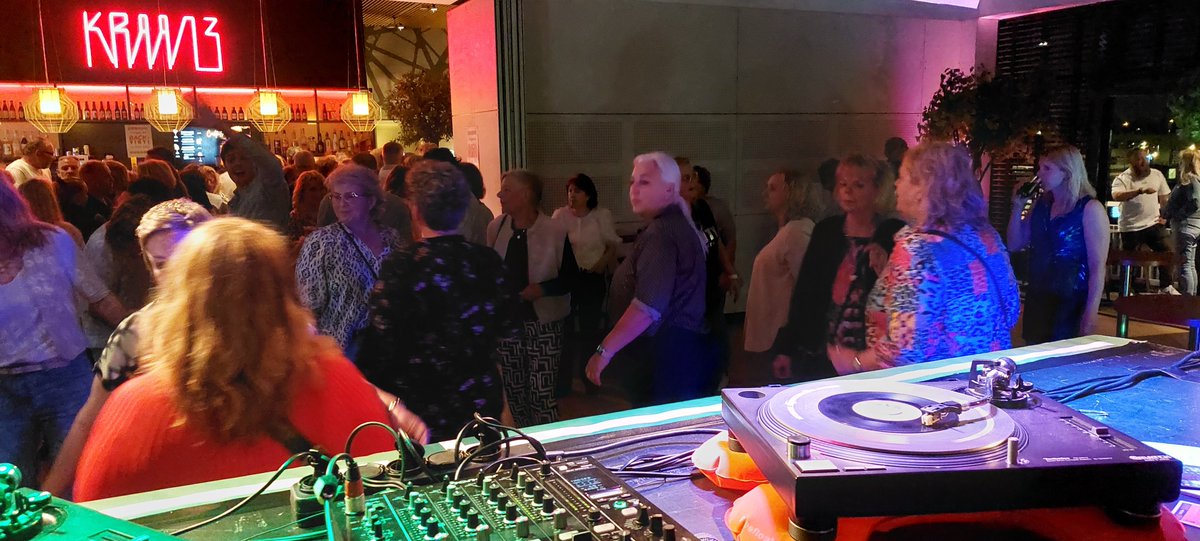 Back2Vinyl's tweet image. Wat kunnen we terugkijken op een top feest zeg. Wat  een positieve sfeer en wat ging iedereen heerlijk los op de mix van disco, rock, reggae en soul.
De oude plaatjes spinden weer als vanouds en het tempo bij jullie lag soms hoger dan 45 toeren! Wij hebben genoten. Jullie ook?