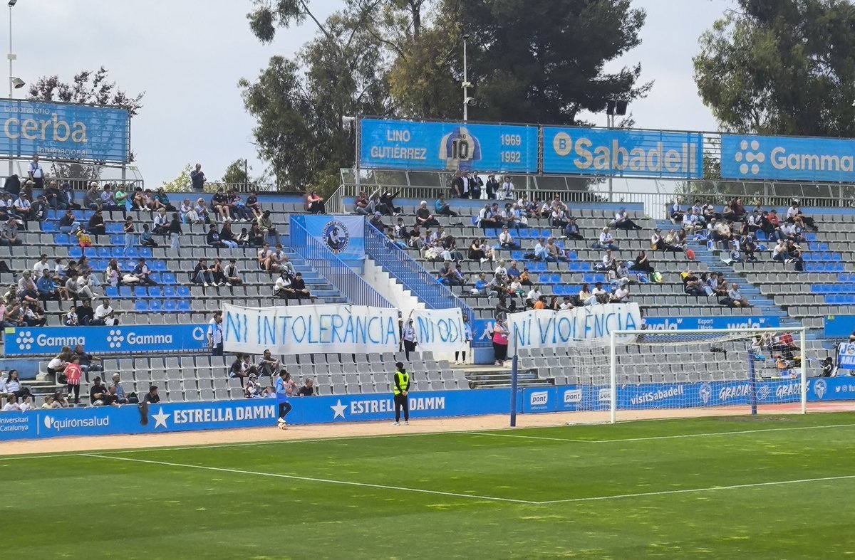 Tot el camp aplaudint, he plorat. Gràcies. 
<a href="/penyajbransuela/">Penya Arlequinada Jordi Bransuela</a> <a href="/CESabadell/">CE Sabadell 🧅</a>