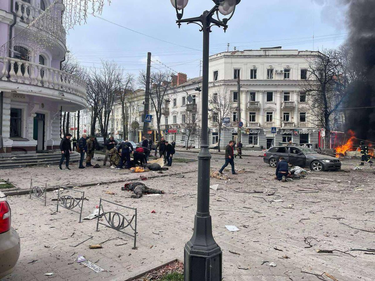 🇺🇦 #Sumy Today 13.04 Ukrainians were to enjoy Palm Sunday but russians attacked the city with ballistic missiles.

💔So far, 21 people found dead and 20 more - wounded. 

This had to be a holiday weekend. 

#Sumy #PalmSunday #tragedy #Ukraine #russiansKillCivilians
