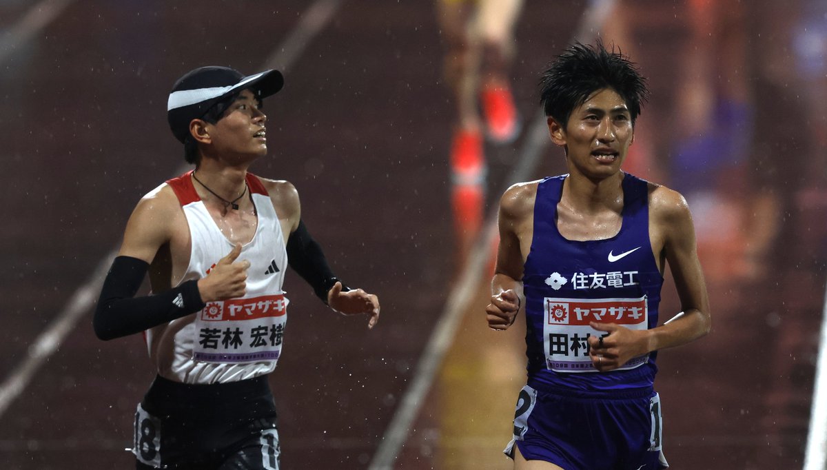 【並んだ先輩後輩】
#日本選手権10000ｍ #青山学院大学 
#若林宏樹 #田村和希 
偶然に(？)並んだ二人