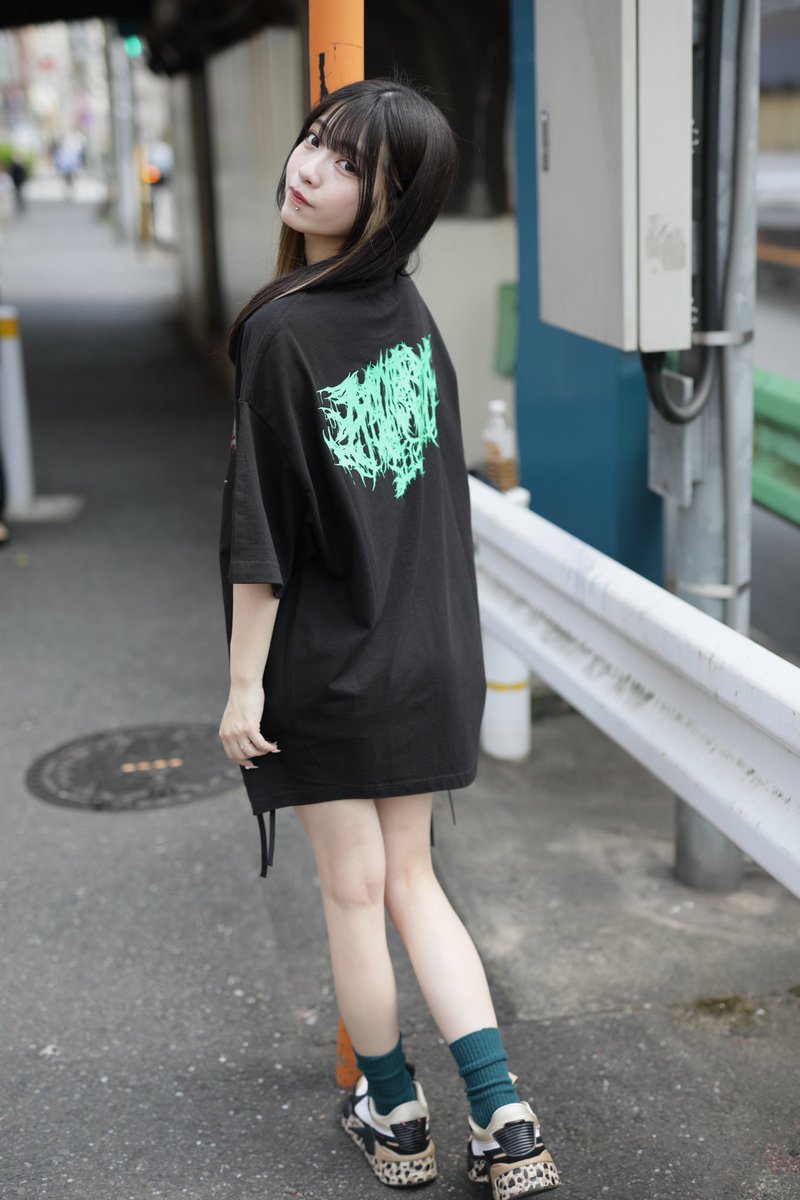 何とこの度大好きacOlaSia様✖️三野宮鈴
コラボTシャツ発売💀

私をイメージして頂いた、猫、口ピアスでロゴにも実はSUZUが🤫
バンT風で男女誰が着ても可愛いす(￣^￣)ゞ

4/14(月)〜4/20(日)完全受注生産なので買えなくなる前に是非。
購入者の方にはプロマイドがランダムで付きます🐈‍⬛　続き↓