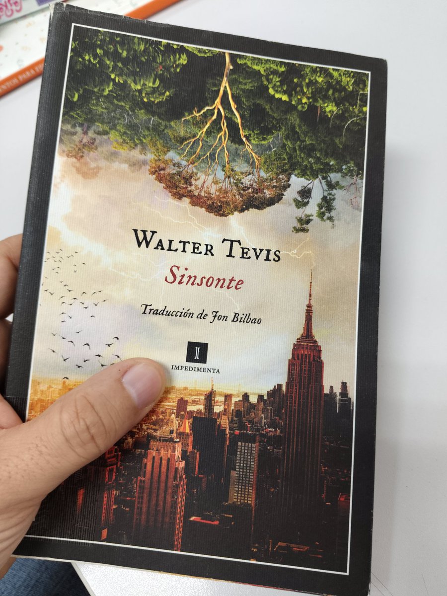 SobekHS's tweet photo. Escuché media hora de la charla de @thesoulserenade y @Escipato (lo dejé cuando empezaron los spoilers) y me vendieron muy bien esta novela. Empezamos 🙂 https://t.co/0v7vHzsqGV