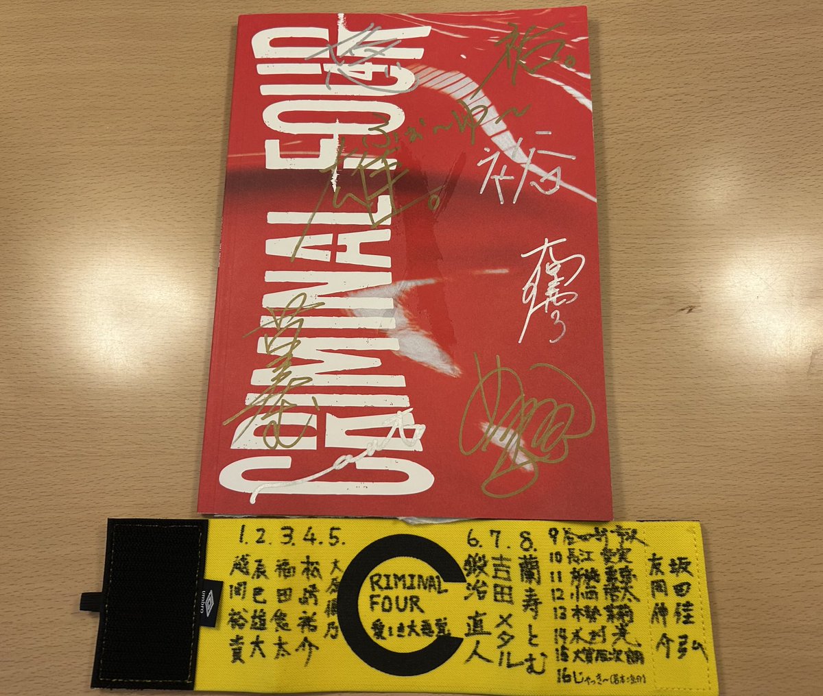 yoshitatsu68's tweet photo. 「CRIMINAL FOUR-愛しき大悪党-」

無事にすべての舞台を勤め終えました。たくさんの応援とご愛顧を、ありがとうございました。

寂しがる間もなく力を蓄えるぞ。そう次回作の為に。また皆様と会えますよう！

写真は大カテコ、演出家の特権パンフ、皆がくれたキャプテンマーク笑
#クリフォー #寂しい https://t.co/qtDiI6J015