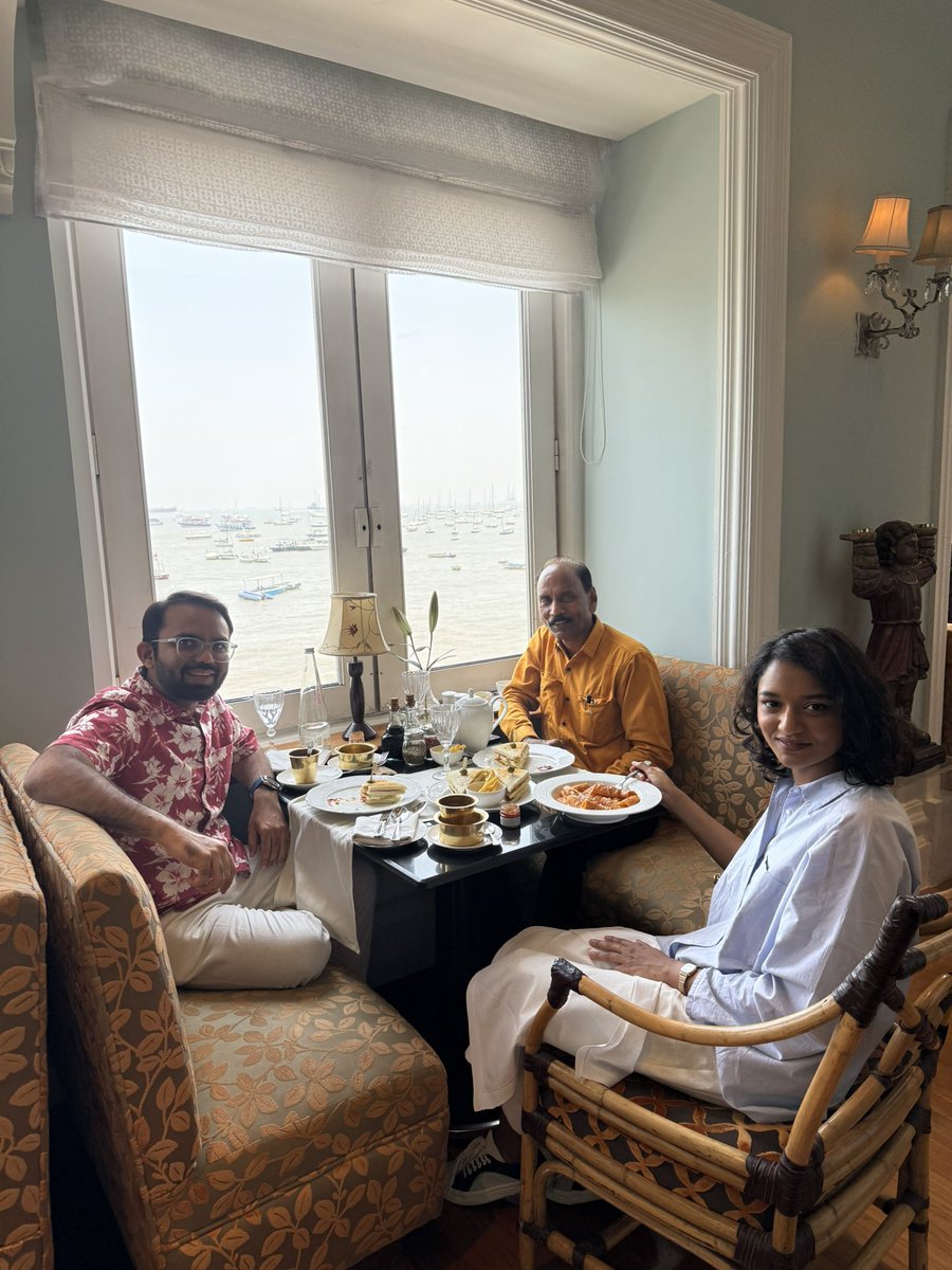 उपसलेल्या तलवारी सारखे आमचे धारधार तारुण्य
तुम्ही खुशाल म्हणा आम्ही डोक्यात राख घालून घेतलीय
तुम्ही खुशाल म्हणा आम्ही वेडानं पछाडलो आहोत
खरंच आम्ही वेडे आहोत आणि आम्ही स्वतःहुन डोक्यात राख घालून घेतलीय
कारण आम्हाला एक विचारांची दिशा आहे
आमच्या विचाराचा कल हा मानवाच्या सर्वंकष