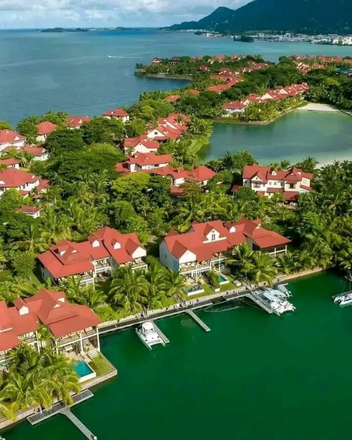 KimKimuntu's tweet photo. *SEYCHELLES 🇸🇨*
SAVIEZ-VOUS !!! Les Seychelles sont le deuxième pays le plus développé d'Afrique.
Il a le salaire minimum le plus élevé d'Afrique (460 $ par mois).
Il affiche le taux d'alphabétisation le plus élevé d'Afrique (95,9%) et le PIB par habitant le plus élevé.
Il fournit des soins de santé gratuits à ses citoyens.
Il possède le passeport le plus puissant d'Afrique avec un accès facile à 156 pays et territoires.
Son taux de chômage n'est que de 3%.
Il bénéficie d'un accès à 100% à l'électricité.
#blogueurdevoyage #afrique #voyage #seychelles