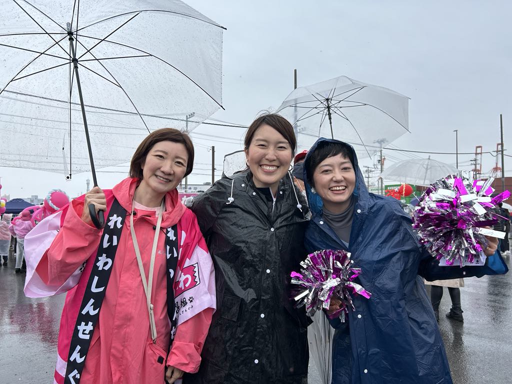 minako_saigo's tweet photo. 【万博反対デモin夢洲】
開会日にデモをぶつけるとはけしからん、という方もいると思いますが、こんなに人命を軽視した国家的イベントもないと思います。

行きのぎゅうぎゅうの電車の中で、オーストラリアからの観光一家に「日本には言論の自由はあるのかい？」と聞かれました。

「まだあるのでやります！」と伝えたら「Good luck today!」と応援されました。

雨が強すぎてこんなデモ初めてだったけど、なんと、万博のバックヤードにいたスタッフさんたちが一斉に私たちに手を振ってくれました。

そこで働いている人たちが一番知っているんです。

今日すでに異臭・発煙事故が起こっています。
引き続き問題提起します。

【業務連絡】大雨でスマホが水没しました。PCでLINE、SNSは見ることができています。

#命輝く
#大阪万博
#万博

#れいわ新選組
#大石あきこ
#奥田ふみよ
#西郷みなこ