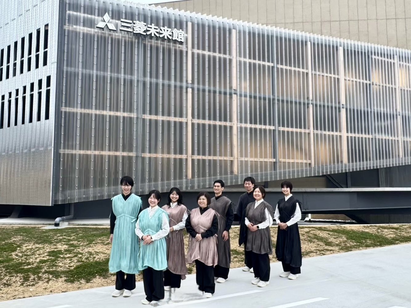 ヒ*い様 2025 大阪・関西万博 三菱未来館 スタッフ制服 ユニフォーム　1 大阪・関西万博】スタッフユニフォーム(制服)特集！ | 設計技術