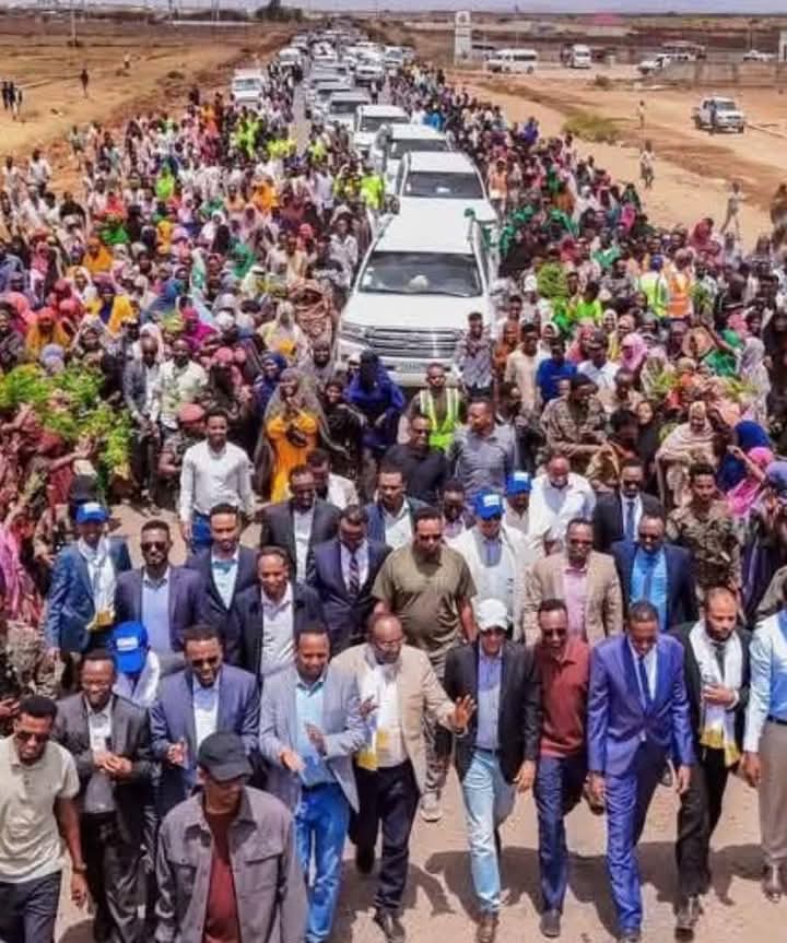 ProfShafic's tweet photo. #Maamulka SSC Madaxweyne Firdhiye oo si rasmi ah uga qayb gelaya shirka Madasha Qaranka ee Madaxweynayaasha maamul-gobolleedyada

maanta Laascaanood ka Dhagax dhigay 8 Mashruuc oo horumarineed oo ay ku jirto Madaxtooyada SSC-Khaatumo

Waa Guul, Midnimo inta dhiman Tartiib'Tartiib https://t.co/Bf2DT4aDPa