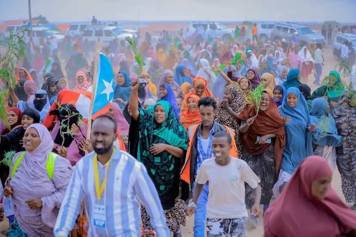 ProfShafic's tweet photo. #Maamulka SSC Madaxweyne Firdhiye oo si rasmi ah uga qayb gelaya shirka Madasha Qaranka ee Madaxweynayaasha maamul-gobolleedyada

maanta Laascaanood ka Dhagax dhigay 8 Mashruuc oo horumarineed oo ay ku jirto Madaxtooyada SSC-Khaatumo

Waa Guul, Midnimo inta dhiman Tartiib'Tartiib https://t.co/Bf2DT4aDPa