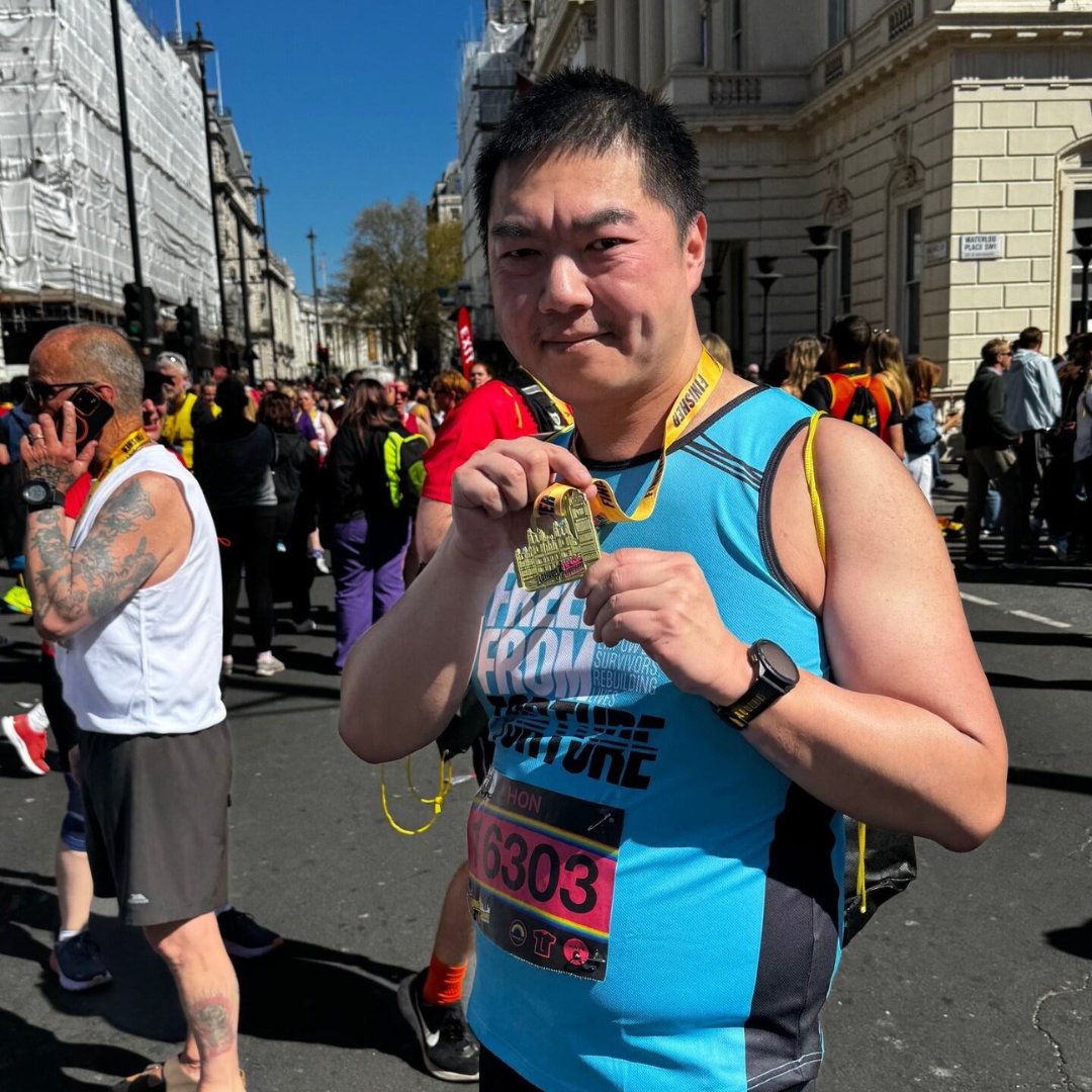 FreefromTorture's tweet image. This time last week, our super speedy runners were making their way round Central London to raise money for refugees & torture survivors🏃
Team FFT: you were incredible!
Take on a challenge to support survivors of torture: freedomfromtorture.org/fundraise/take…