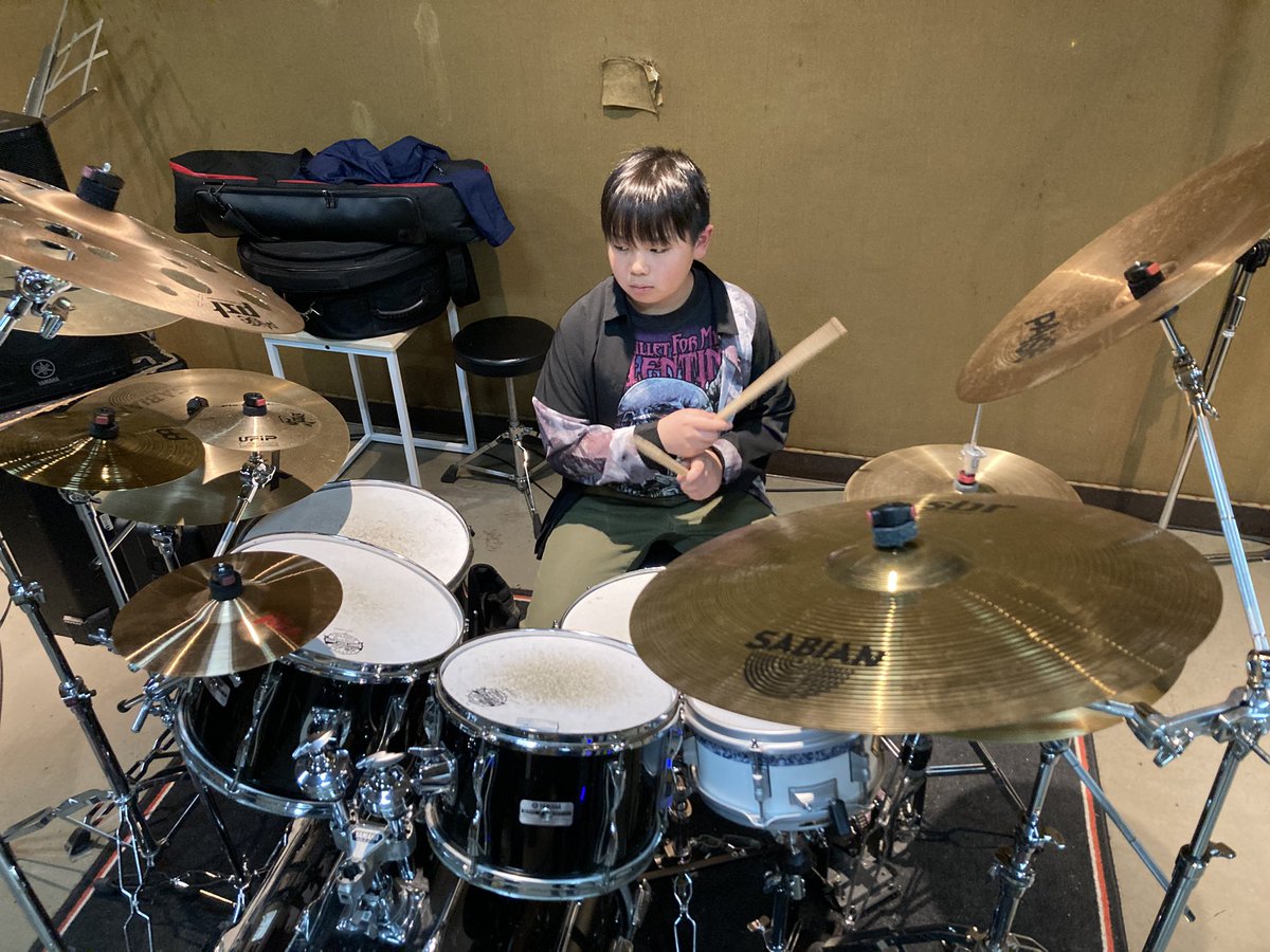KotaBIGBONE's tweet photo. 今日のセッティング
スネア sakae
タム Dixon
ペダル ironcobraツイン
paiste エフェクト、スプラッシュ
Meinl スプラッシュ
Ufip スプラッシュ
Sabian クラッシュ
#10歳 #ドラマー #メタラー #Liveencore #仙台 #バンド #3タム https://t.co/8FD7KNIodJ