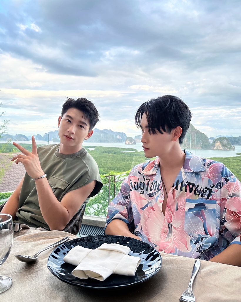 talaylayyo's tweet photo. Happy Songkran Day #BoysLostInThailand https://t.co/pL1HYbkHRv