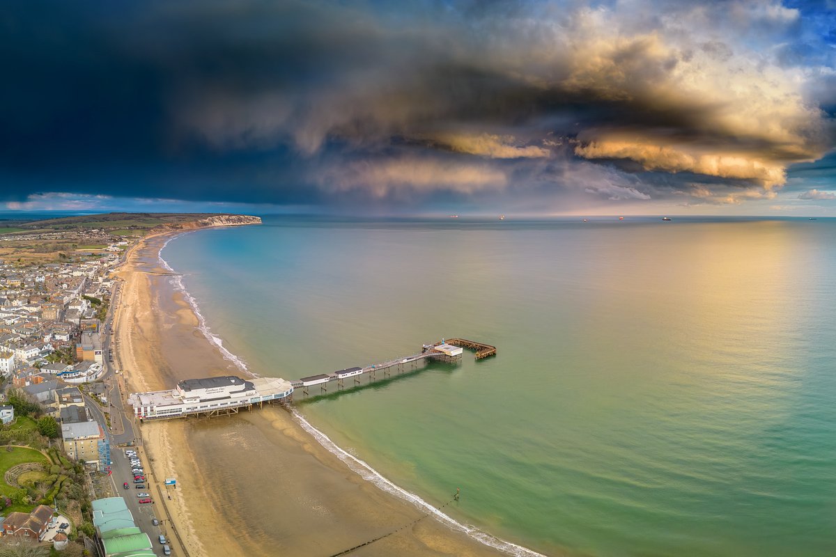 Isleofwight's tweet photo. Paradise Island 🐚
📌 Sandown Bay
📸 Island Visions Photography
#explorebritain #capturingbritain #visitengland #visitisleofwight #exploreisleofwight #incrediblephoto #greatphoto #coastline #islandlife #Sandown #beach #goldensand #vitiminsea #turquoise #moodysky https://t.co/tdU3jOGVSR