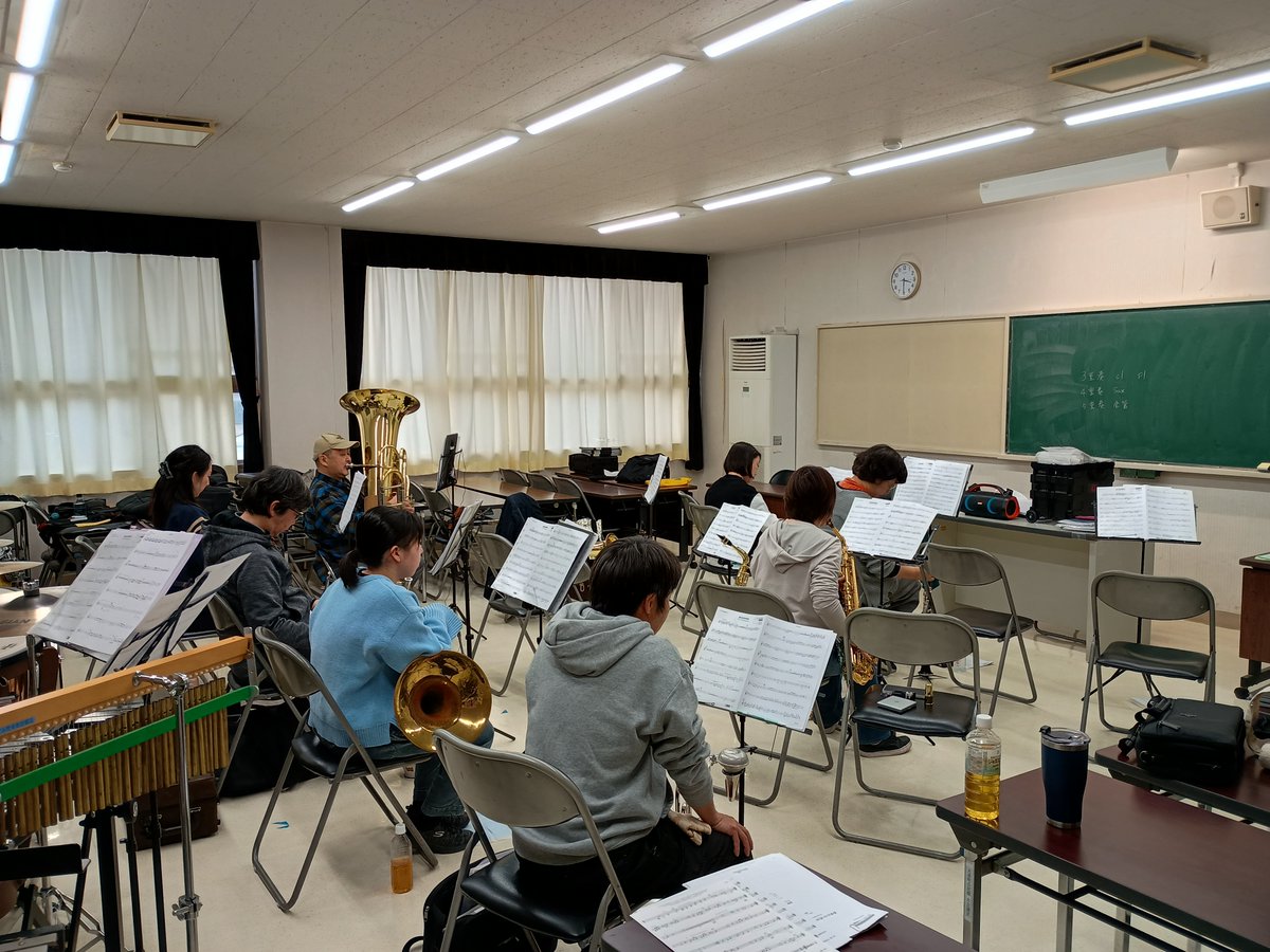 izumi_wind's tweet photo. ＜本日の練習曲＞
・檄！帝国華撃団
・天使の糧
その他

4月に入り新年度が始まりました。夏の吹奏楽祭に向けての選曲と新たな試みで各パート毎のアンサンブル合奏をしたりして楽しみました。希望の曲を演奏したりできますので、ご興味がありましたら見学を宜しくお願い致します。 #吹奏楽 #大泉町 https://t.co/r2vEQ3LJqd