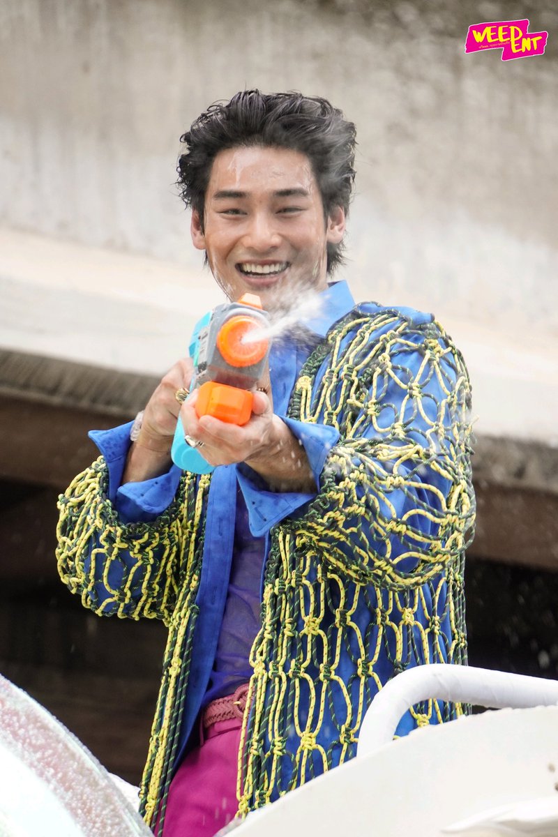 WEED_ENT's tweet photo. 📌#KingPowerSongkran2025

กดถ่ายเสร็จปุ้บ โดนสุดหล่อฉีดน้ำเลย 😂 " อาโป ณัฐวิญญ์  " ในงาน "อภิมหาสงกรานต์รางน้ำ มโหฬาร มหาสนุก" ที่คิงพาวเวอร์ รางน้ำ  💦✨

SONGKRAN KINGPOWER WITH APO

#kingpowersongkran25xApo #Aponattawin #Nnattawin
#อภิมหาสงกรานต์รางน้ำ https://t.co/cb1mP7T8KE