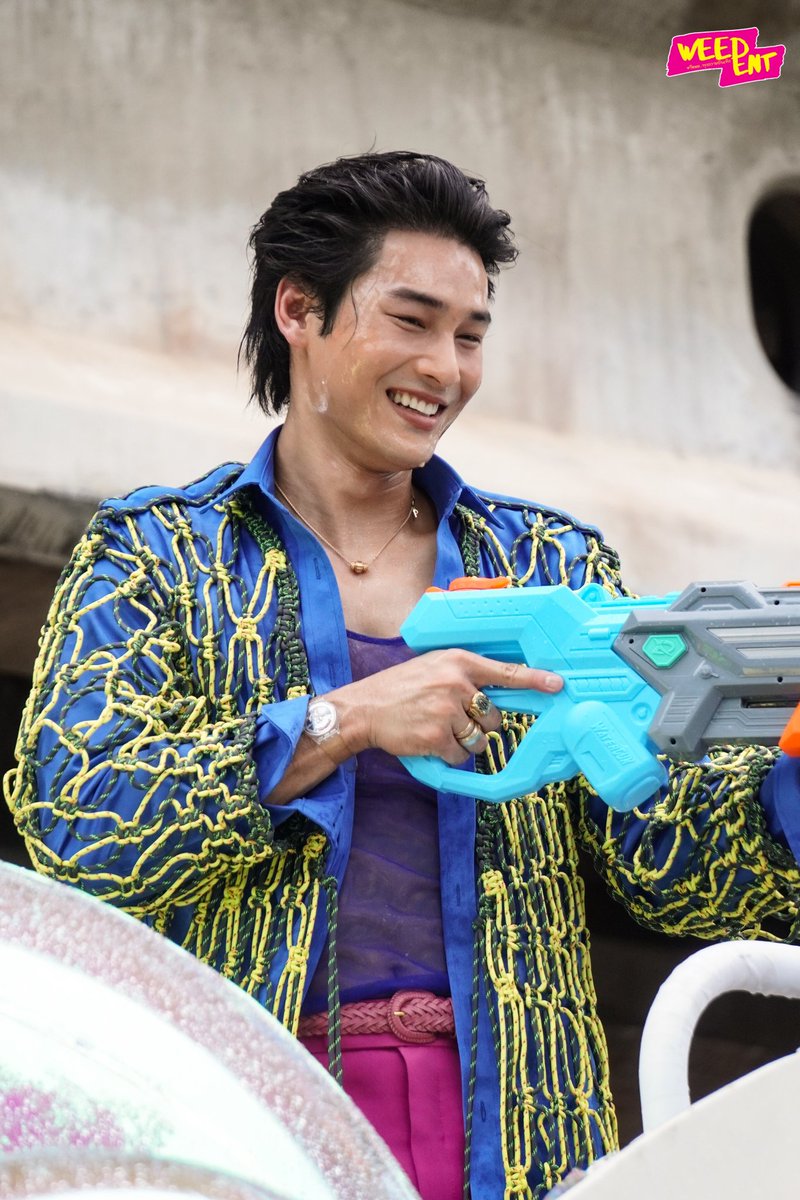 WEED_ENT's tweet photo. 📌#KingPowerSongkran2025

กดถ่ายเสร็จปุ้บ โดนสุดหล่อฉีดน้ำเลย 😂 " อาโป ณัฐวิญญ์  " ในงาน "อภิมหาสงกรานต์รางน้ำ มโหฬาร มหาสนุก" ที่คิงพาวเวอร์ รางน้ำ  💦✨

SONGKRAN KINGPOWER WITH APO

#kingpowersongkran25xApo #Aponattawin #Nnattawin
#อภิมหาสงกรานต์รางน้ำ https://t.co/cb1mP7T8KE