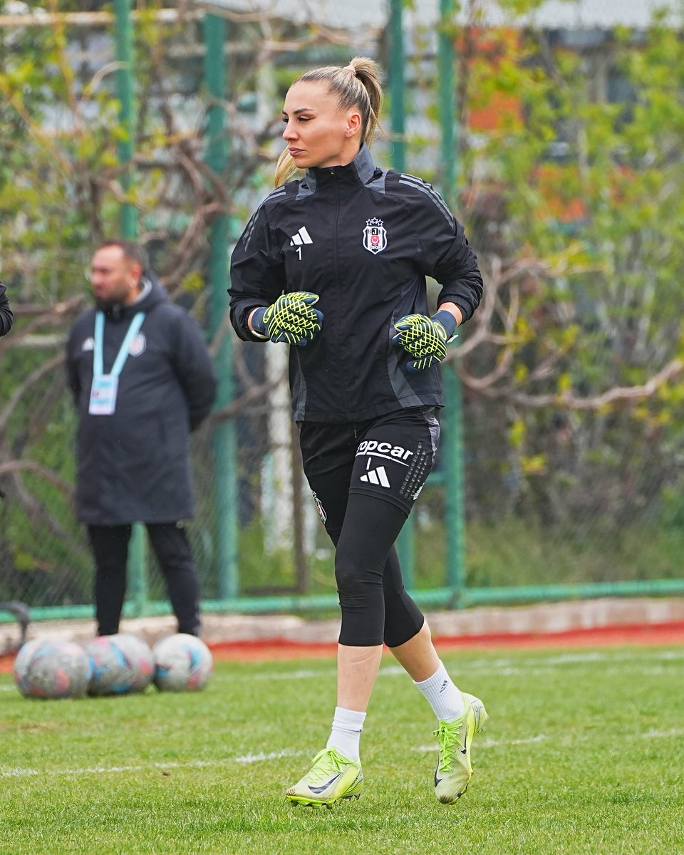 BJKKadinFutbol's tweet photo. Isınmak için sahadayız. 🔥
#ASFvBJK 🦅 https://t.co/vkDnx52PFq