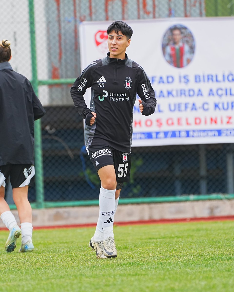 BJKKadinFutbol's tweet photo. Isınmak için sahadayız. 🔥
#ASFvBJK 🦅 https://t.co/vkDnx52PFq