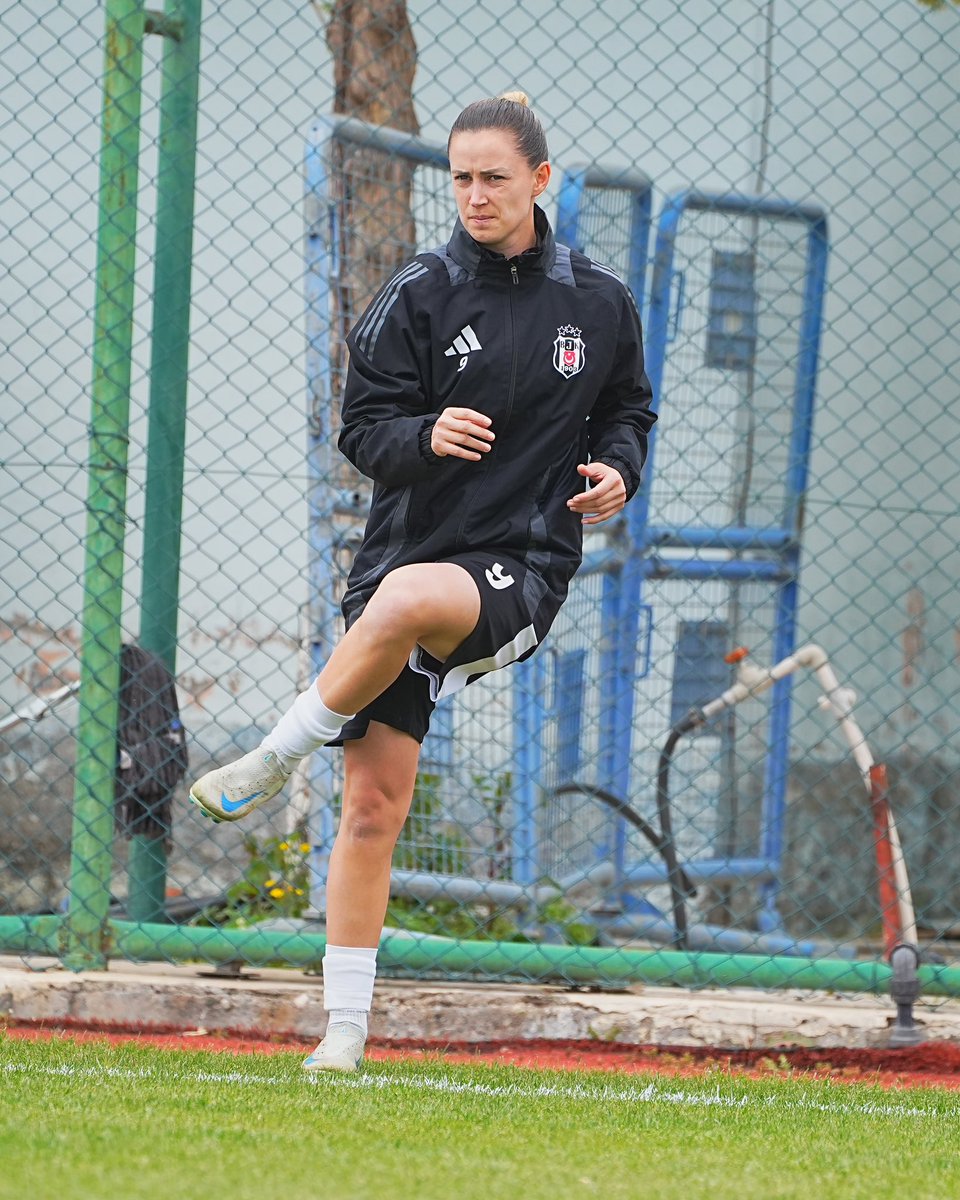 BJKKadinFutbol's tweet photo. Isınmak için sahadayız. 🔥
#ASFvBJK 🦅 https://t.co/vkDnx52PFq