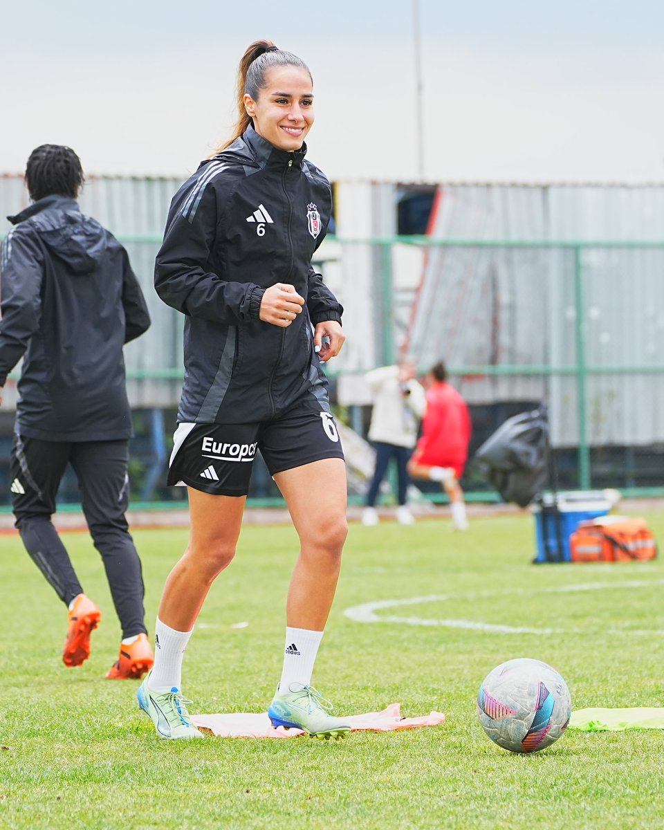 BJKKadinFutbol's tweet photo. Isınmak için sahadayız. 🔥
#ASFvBJK 🦅 https://t.co/vkDnx52PFq