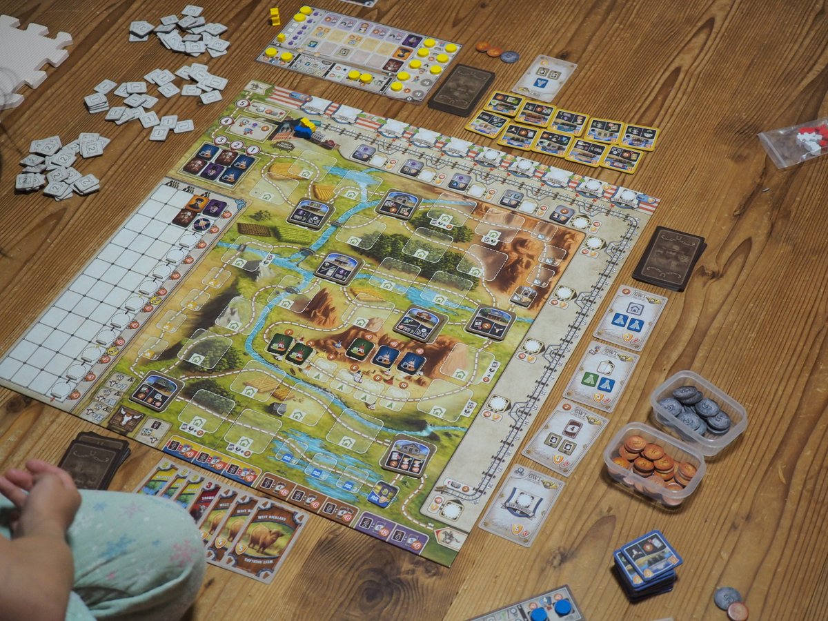 matz_jon's tweet image. 「そのボードゲーム、買った決め手は？」シリーズっ！「グレートウエスタントレイル」は、BGG上から順にしらみつぶしに探してたとき「牛カード」見てひとめぼれっ。要素てんこもりでありつつ、すごろく方式で直感的な基本ルール、かつ言語依存なしの安心感から、米国アマゾンでササッと購入だっ！
#GWT