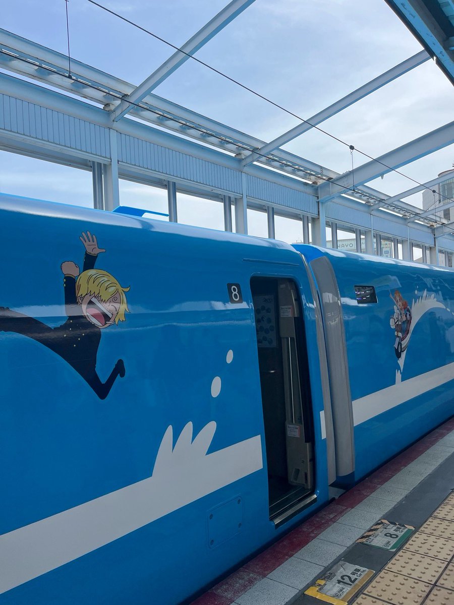 arumas429's tweet photo. ここ1週間で、鉄道にあまり興味の無い我が子が、鉄道好き両親2人ともまだ見ぬイエローとせとうちブルーを見かけて、
動画送ってくれた🤣
どういうこと！？😂
#ドクターイエロー
#ワンピース新幹線 https://t.co/NcK1pfRtp3