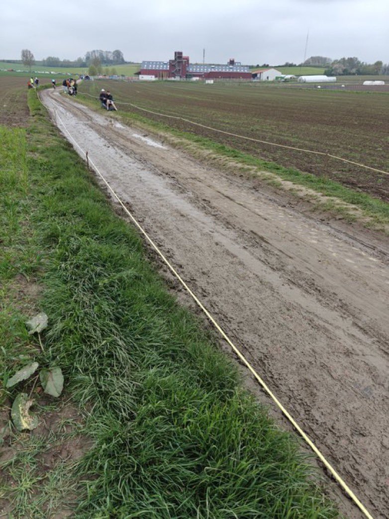 This is what the final 400m of Mons en Pévele currently looks like. Thanks to <a href="/deboiserie_j/">DeboiserieJ</a> for the picture.