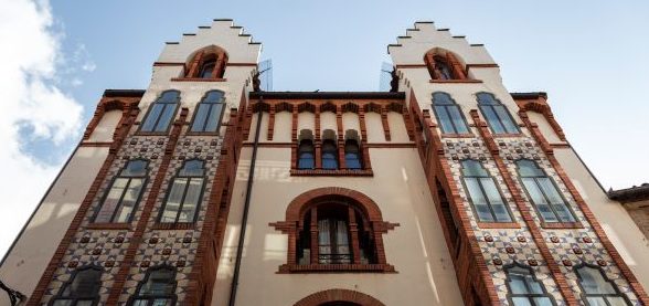 soriapatrimonio's tweet photo. El #modernismo catalán también llegó a #Soria. Edificio de la calle Estudios n°4 (Soria, 1914) del arquitecto Félix Hernández Giménez. https://t.co/RgxEUTGEbQ