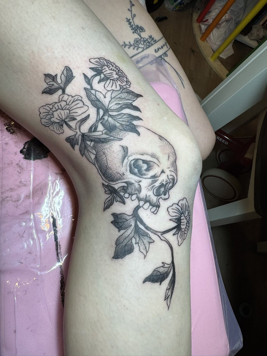 aliyahg222's tweet image. Another beautiful session last night😩❤️ #tattoo #Skull #foral #tattooartist #artist #tattoobeginner #kneetattoo #tattooart