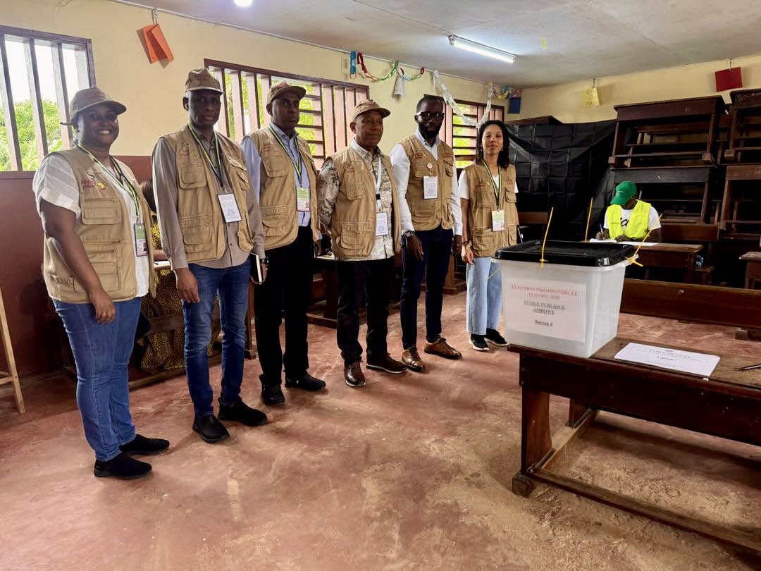 EybeAbdi's tweet photo. Lors de l’ouverture des bureaux de vote avec le Chef de la MOEUA. https://t.co/MVdD6vPFLk