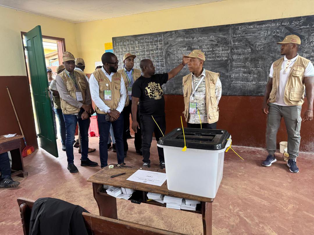 EybeAbdi's tweet photo. Lors de l’ouverture des bureaux de vote avec le Chef de la MOEUA. https://t.co/MVdD6vPFLk