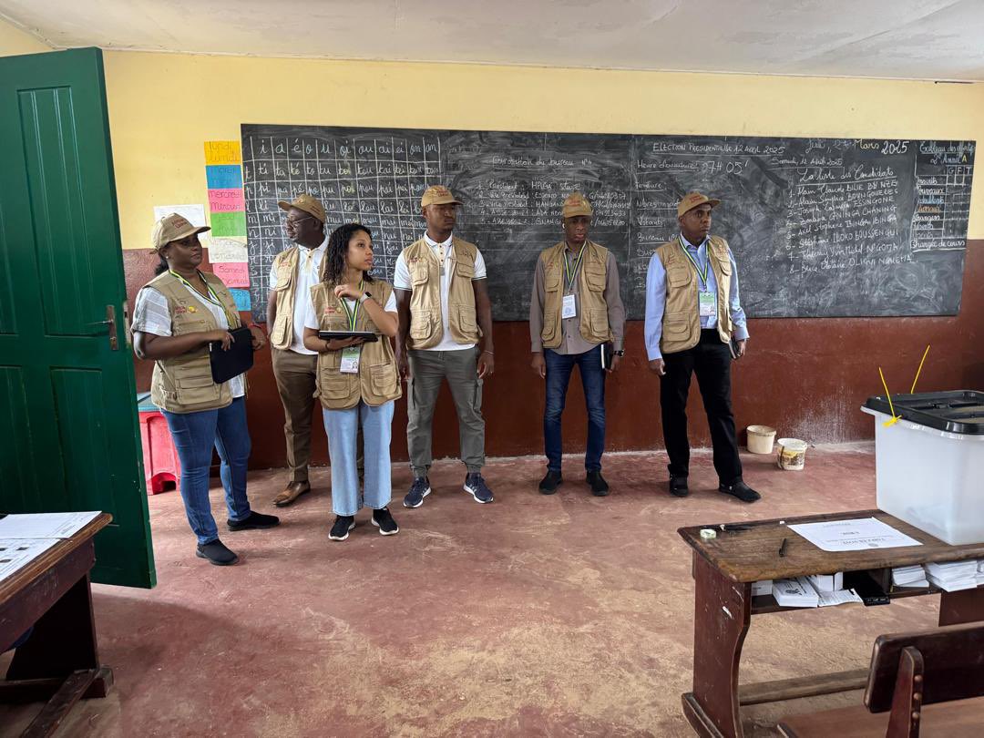 EybeAbdi's tweet photo. Lors de l’ouverture des bureaux de vote avec le Chef de la MOEUA. https://t.co/MVdD6vPFLk