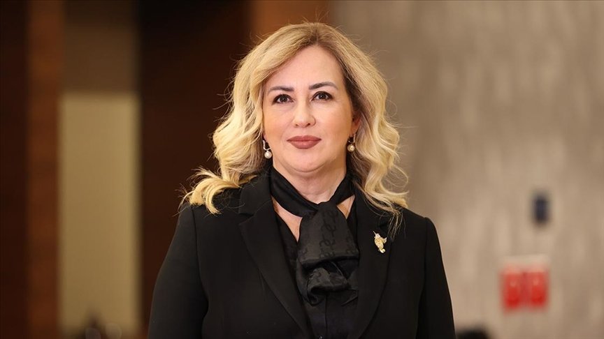 ww3mediaa's tweet photo. 🔴KKTC Cumhurbaşkanı Ersin Tatar’ın eşi Sibel Tatar:

Başörtüsüne karşı değilim, saygı duyuyorum. 

Fakat 18 yaşına henüz gelmemiş, reşit olmamış kız çocuklarının, çoklukla ailelerinin isteği üzerine başını örtüp, ulu önder Atatürk’ün resminin asılı olduğu sınıflarda okumasına da karşıyım