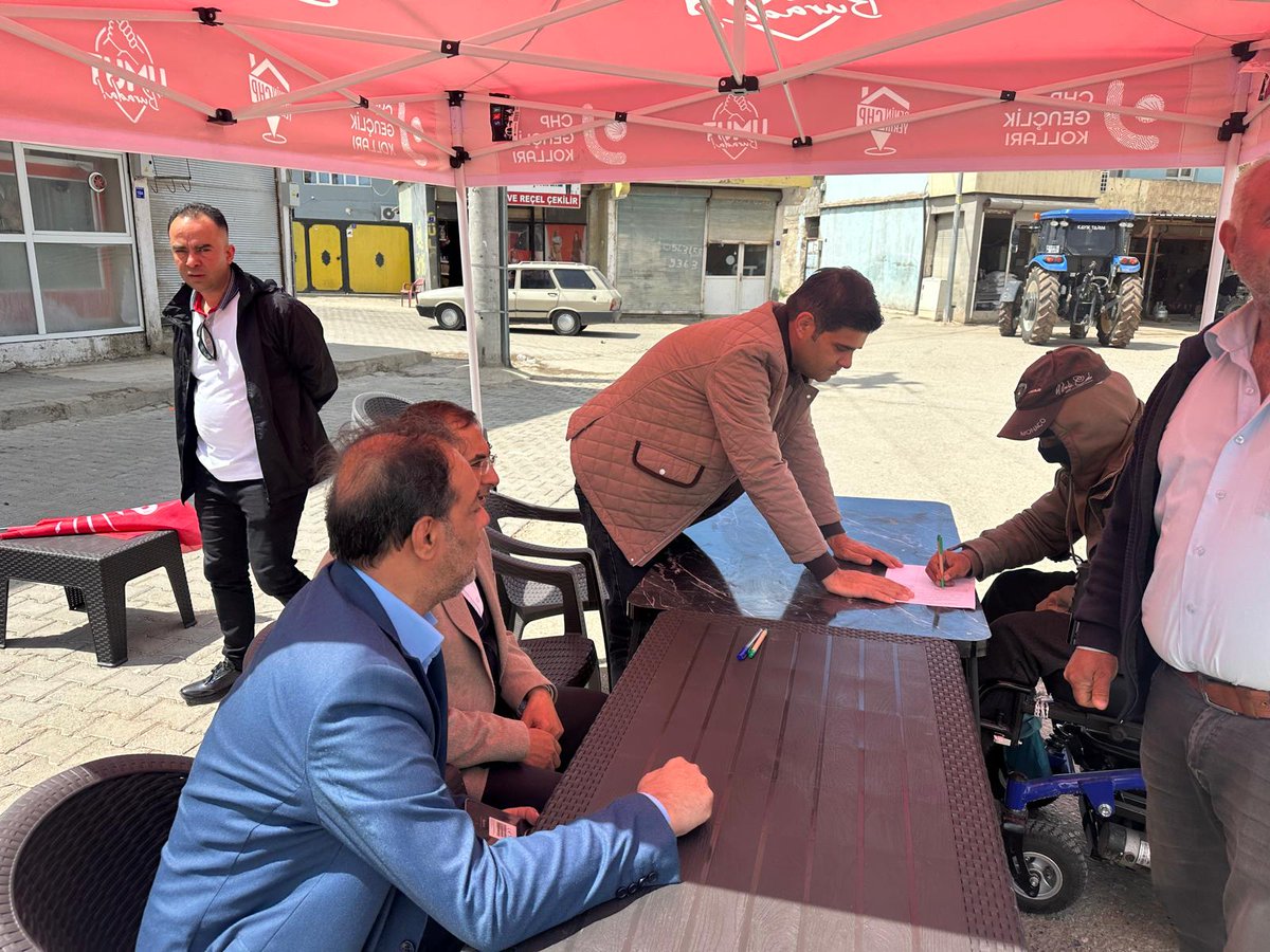 sanliurfa_chp's tweet photo. İl örgütümüz, İl kadın ve il gençlik kolları Başkanımız Kısas Mahallesinde imza standında!

Haydi Kısas'lılar, adalet ve Hukuk için sende imza at!

@herkesicinCHP @eczozgurozel  @karadagferhatt @MTanal @halilbarutchp @mustafakync_chp @mslmkar65787478 @GuzelZent @uveysizol https://t.co/umBvUwZgXQ