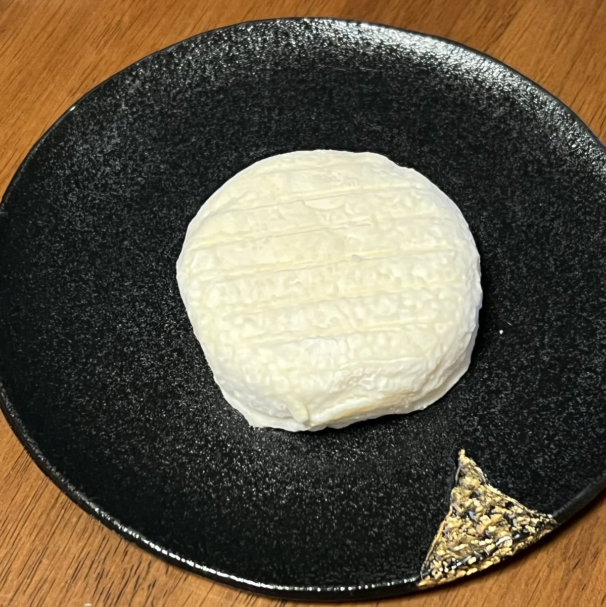 hideoharada's tweet photo. 今夜のチーズは、北海道せたな町・CHEESEDOMの酸凝固タイプの「最内−MONAII」。グラスフェッドオーガニックミルクを使った逸品。
#cheesedom #最内 #せたな町 #チーズ工房チーズダム #国産ナチュラルチーズ https://t.co/apXoDIbnDv