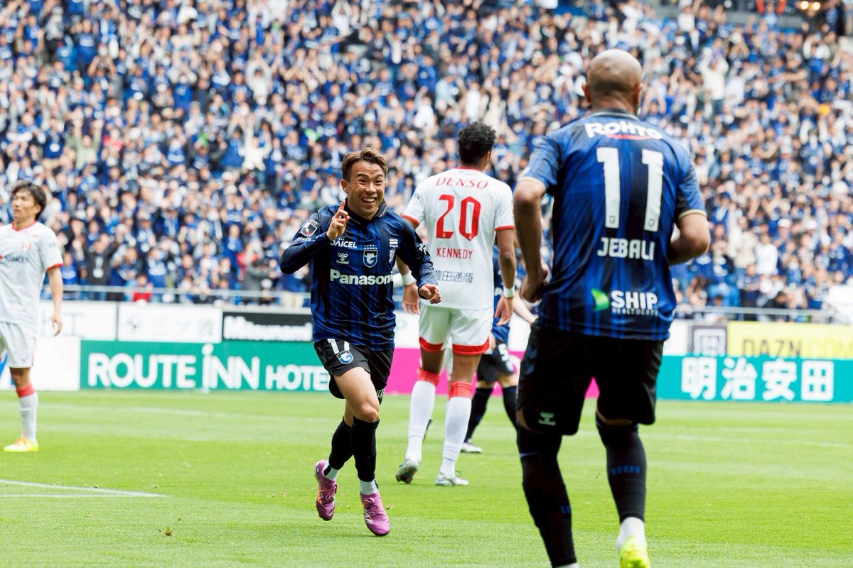 Showtime ⚽️👊

Very important win and a great feeling to celebrate with all of our fans at home 💙🖤

素晴らしい勝利👊
ホームサポーターの前で勝ち点3をGETできて嬉しい‼️