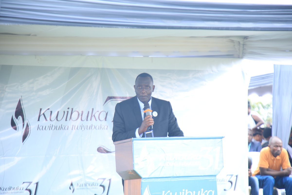 RutsiroDistrict's tweet photo. "Kwibuka ni ubuzima bwacu. Iyo twibuka si inzika tuba twimika. Ahubwo ni ukugira ngo dukumire ingengabitekerezo ya Jenoside aho iva ikagera no guharanira ko amateka mabi yaranze Igihugu cyacu atazongera ukundi." Niyonsenga Phillip, Perezida wa IBUKA mu Karere. @Unity_MemoryRw https://t.co/aBDkQDvoRd