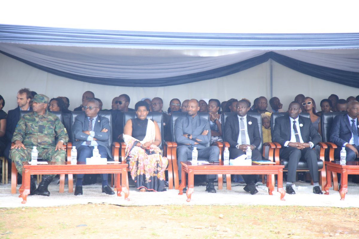 RutsiroDistrict's tweet photo. "Kwibuka ni ubuzima bwacu. Iyo twibuka si inzika tuba twimika. Ahubwo ni ukugira ngo dukumire ingengabitekerezo ya Jenoside aho iva ikagera no guharanira ko amateka mabi yaranze Igihugu cyacu atazongera ukundi." Niyonsenga Phillip, Perezida wa IBUKA mu Karere. @Unity_MemoryRw https://t.co/aBDkQDvoRd